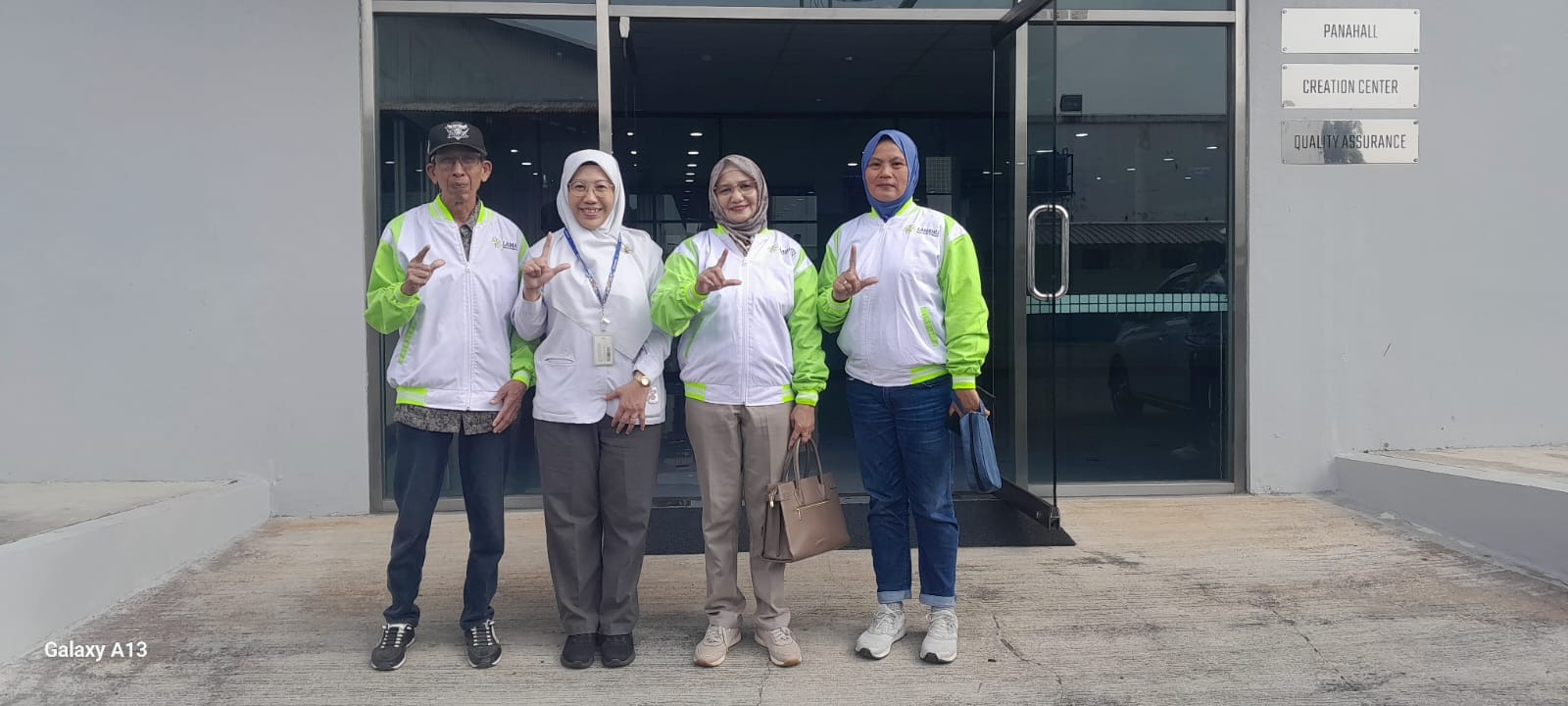 PAGUYUBAN LAMAHU BAGIKAN MAKAN SIANG UNTUK ADIK-ADIK PRAMUKA GORONTALO DI JAKARTA